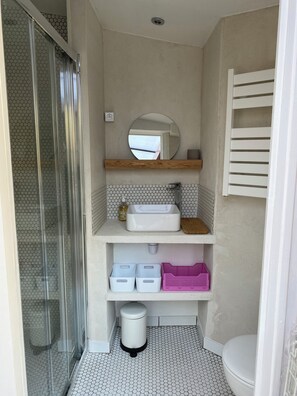 Shower, hair dryer, towels, toilet paper - House, in the heart of the village, walking distance to the beach (Binic-Étables-sur-Mer)