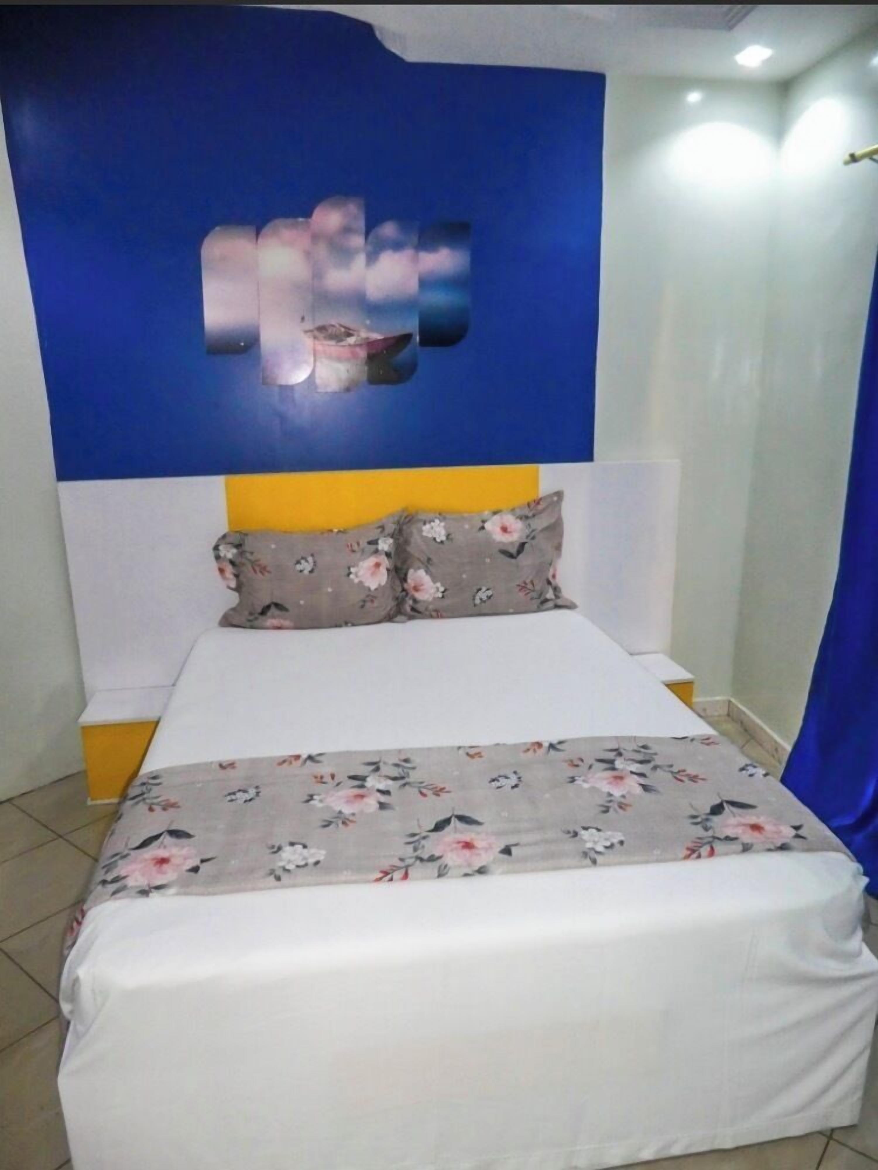 Bidet, toallas, shampoo, papel higiénico