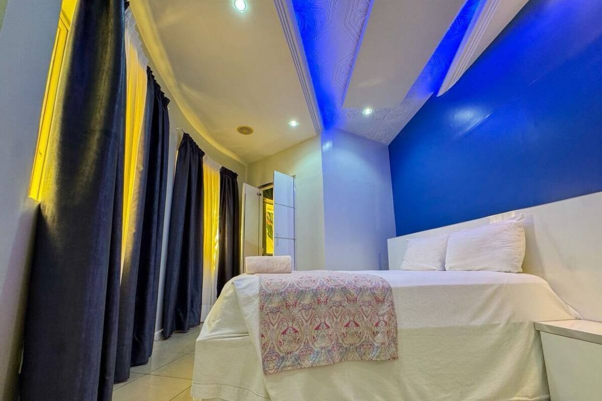 Phòng đôi tiện nghi đơn giản, ban công, quang cảnh hồ bơi | Bàn ủi/dụng cụ ủi quần áo, truy cập Internet không dây miễn phí