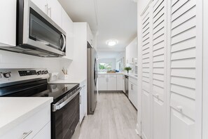 Paper towels - Aureum Stay • Luxury 2BR Apt • Walk to Beach • Pool, Hot Tub & Gym (Boca Raton)