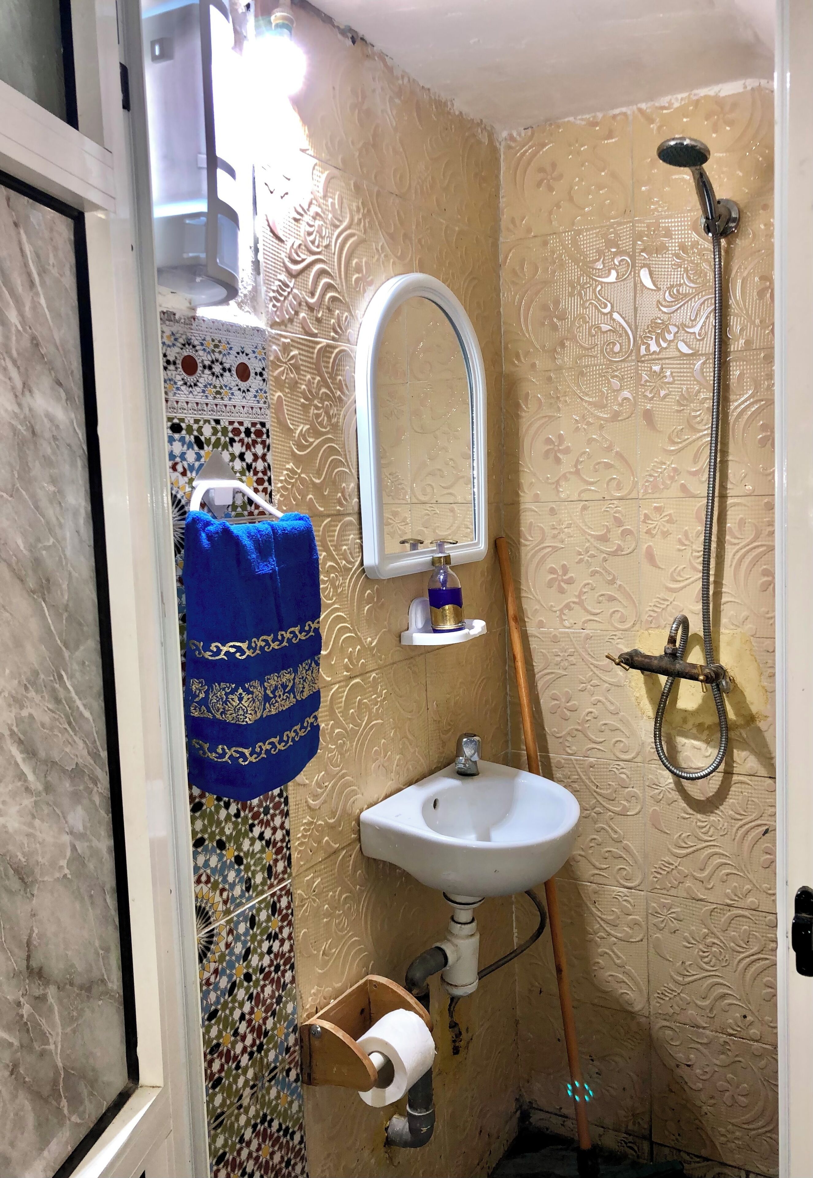 Toallas, jabón, shampoo, papel de baño 