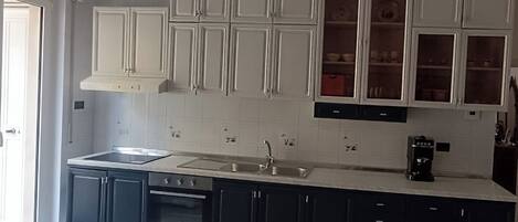 Micro-ondes, four, plaque de cuisson