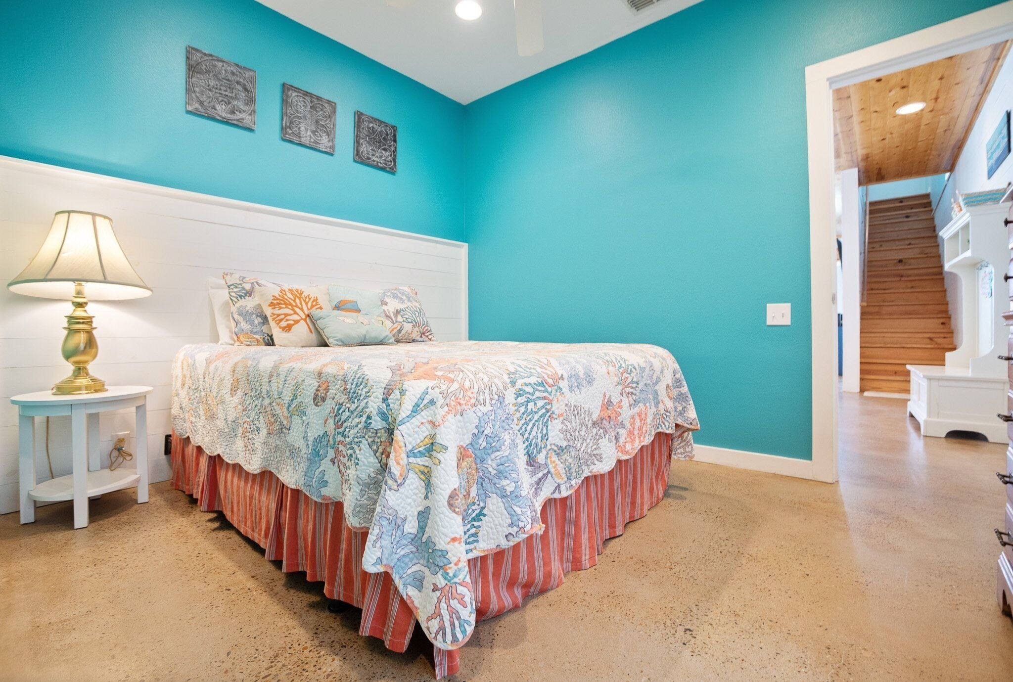 Desk, laptop workspace, iron/ironing board, free WiFi