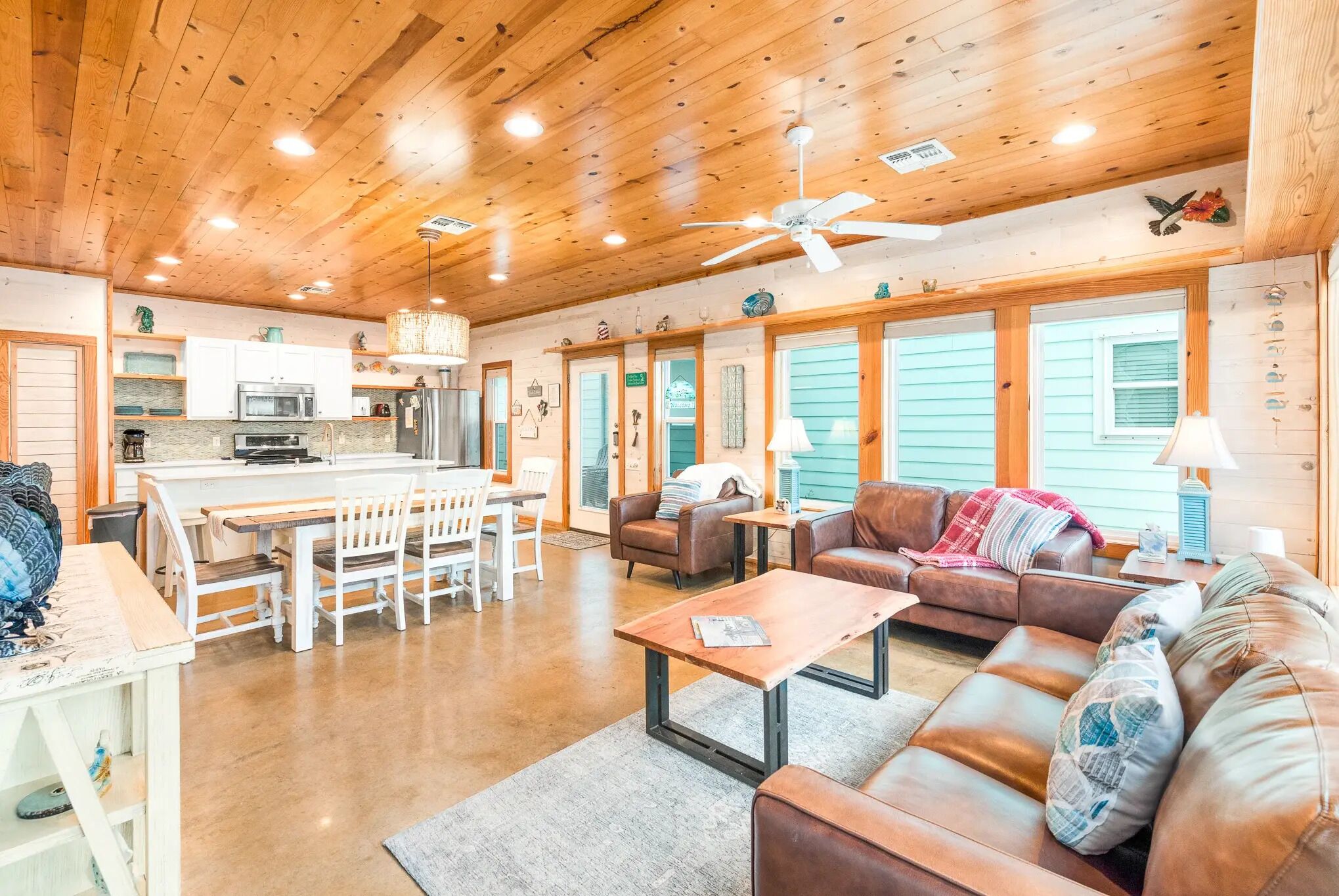 House, 4 Bedrooms, Kitchen, Pool View | Living area