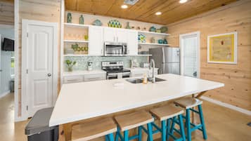 House, 4 Bedrooms, Kitchen, Pool View | Private kitchen | Full-sized fridge, microwave, oven, stovetop