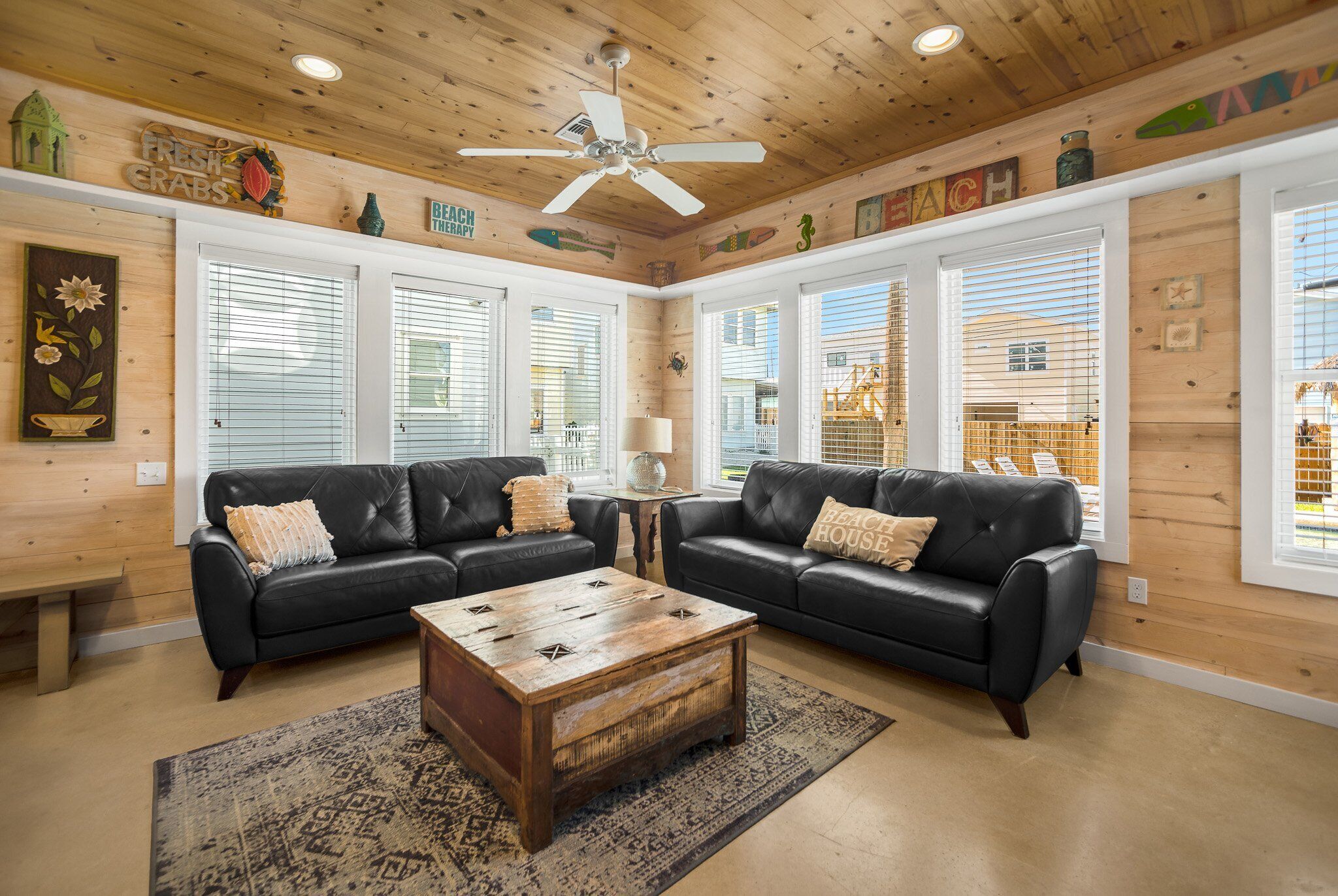 House, 4 Bedrooms, Kitchen, Pool View | Living area