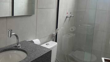 Deluxe Quadruple Room | Bathroom