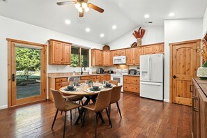 Kylskåp, mikrovågsugn, ugn och spishäll