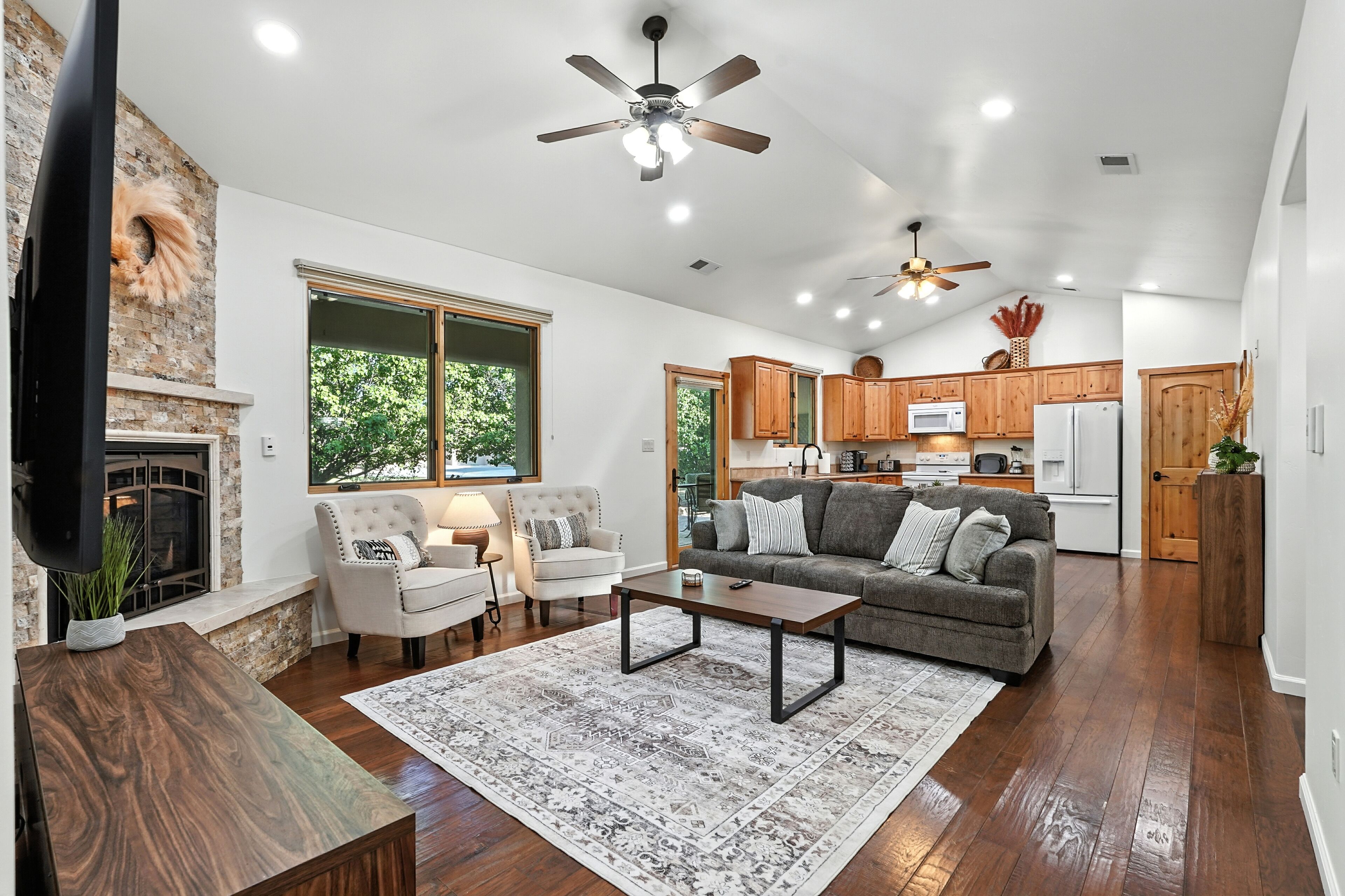 Een smart-tv en een open haard