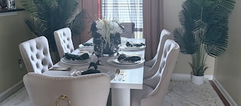 Relax Furnished 2 Queen RoomsSpacious CreedmoorHome Deck,Backyard Community Pool