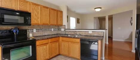 Een magnetron, een oven, een kookplaat, een vaatwasser