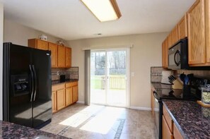 Mikrovågsugn, ugn, spishäll och diskmaskin