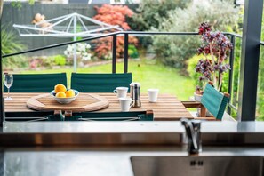 Outdoor dining - Scannell Grove - Lake Taupo Holiday Home (Taupo)