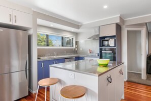 ثلاجة، ميكروويف، غسالة أطباق، محمصة خبز