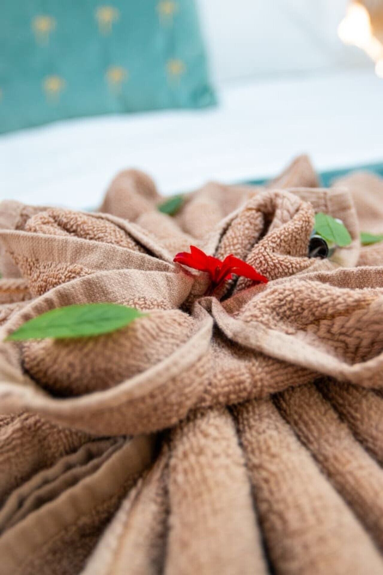 Un gros plan d’un tissu texturé orné d’une fleur rouge au centre.