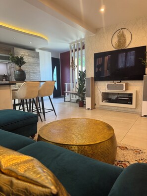 Smart TV, chimenea, libros y estéreo 