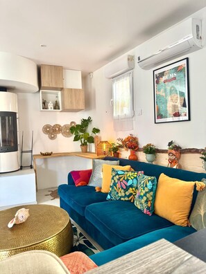 TV connectée, cheminée, livres, chaîne hi-fi