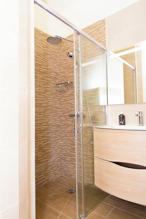 Douche, séchoir à cheveux, serviettes fournies, savon