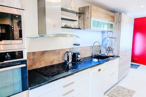 Coffee/tea maker, fridge, microwave, oven - Balisier Maison SPA—100% Private, 10 Minutes from Disneyland (Quincy-Voisins)