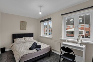2 slaapkamers, een bureau, een strijkplank/strijkijzer, gratis wifi
