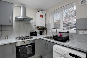 Fridge, microwave, oven, stovetop - Luxury 2-Bedroom Home 10 Minutes from Birmingham City Centre (Smethwick)