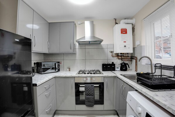 Kühlschrank, Mikrowelle, Ofen, Herdplatte