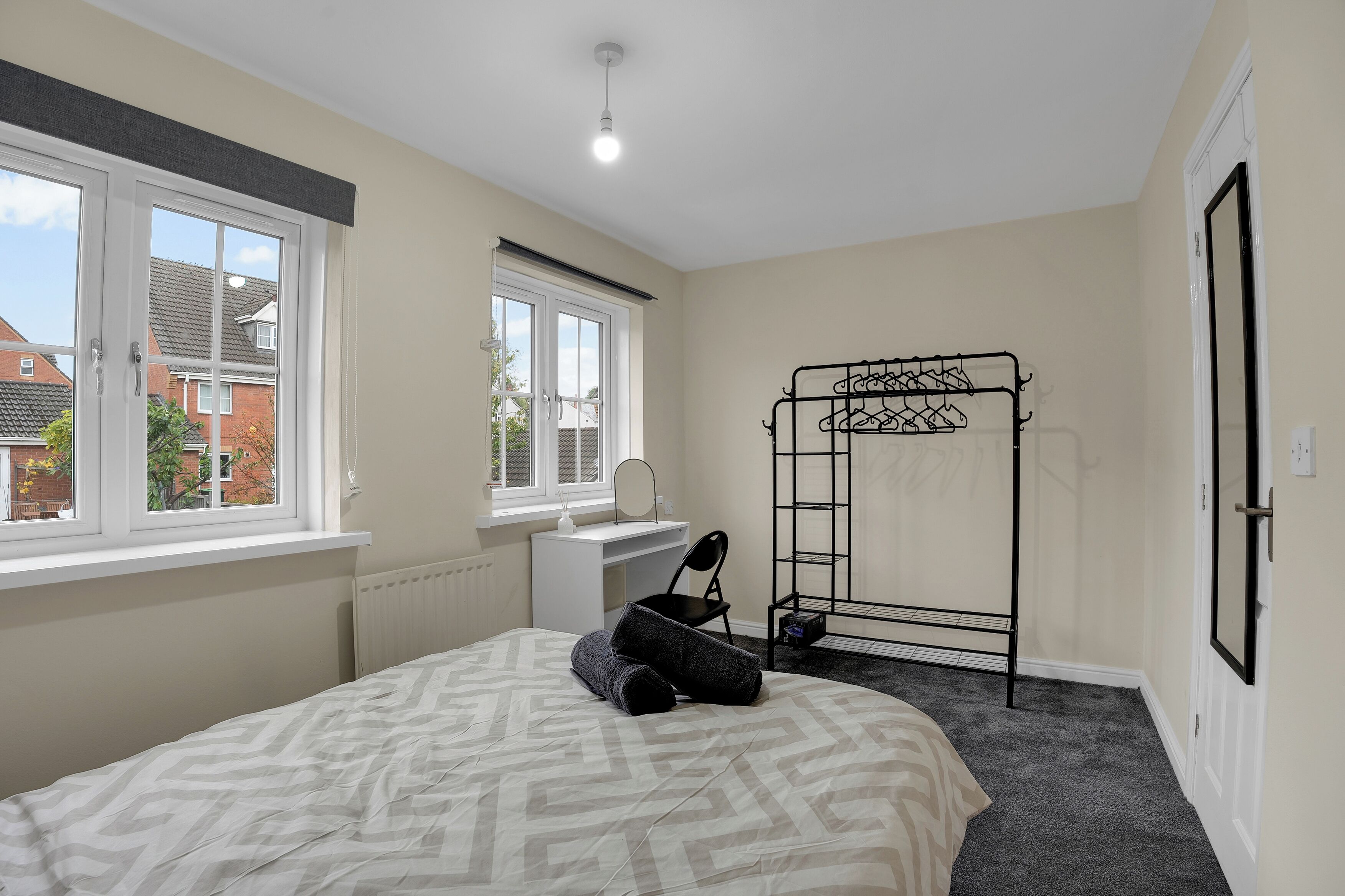 2 slaapkamers, een bureau, een strijkplank/strijkijzer, gratis wifi