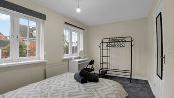 2 slaapkamers, een bureau, een strijkplank/strijkijzer, gratis wifi