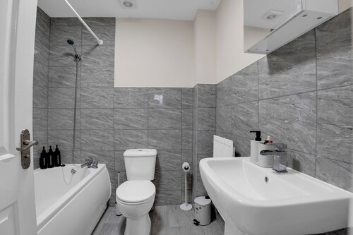 Luxury 2-Bedroom Home 10 Minutes from Birmingham City Centre