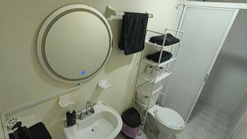 Suihku, hiustenkuivaaja, pyyhkeet, saippua