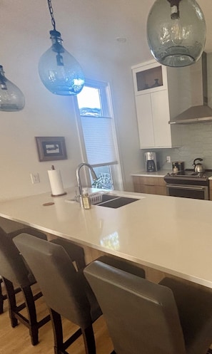 Microwave, oven, stovetop, dishwasher - South Pandosy Bungalow close to KGH Hospital (Kelowna)