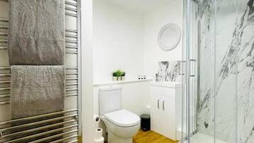 Een douche, een haardroger, handdoeken, zeep