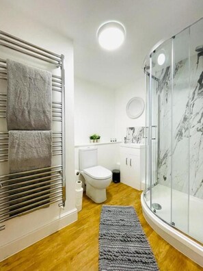 Dusche, Haartrockner, Handtücher, Seife