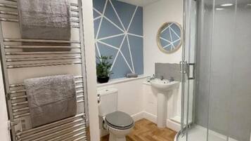 Een douche, een haardroger, handdoeken, zeep