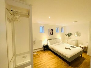 2 chambres, fer et planche à repasser, Wi-Fi, draps fournis