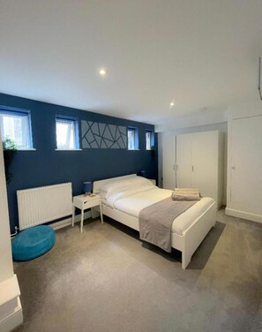 2 chambres, fer et planche à repasser, Wi-Fi, draps fournis