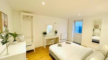 2 slaapkamers, een strijkplank/strijkijzer, wifi, beddengoed