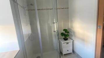 Dusche, Haartrockner, Handtücher, Seife