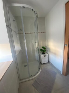 Ducha, secador de pelo, toallas, jabón