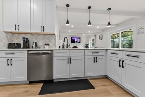 ثلاجة، ميكروويف، فرن، موقد طهي مسطح