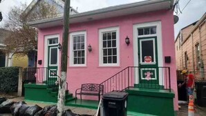 A pink building with white trim and green steps. - Mardi Gras special garden district (New Orleans)