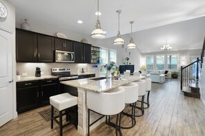 Een koelkast, een magnetron, een oven, een kookplaat