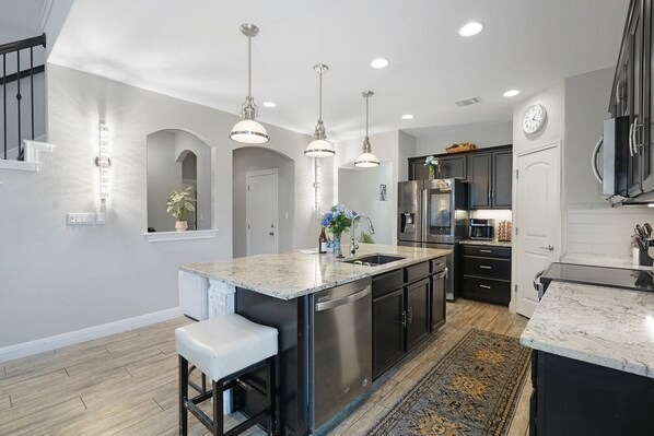 雪櫃、微波爐、焗爐、爐具