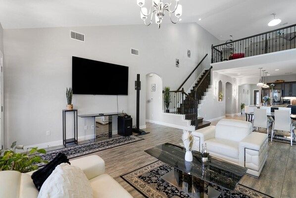 تلفزيون ذكي، مدفأة، تنس طاولة، ستيريو