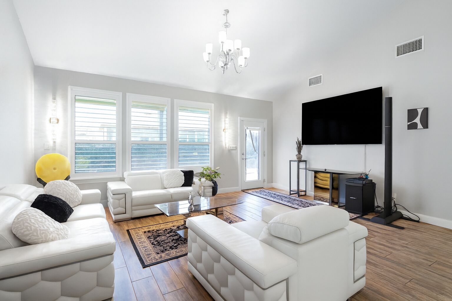 Smart-tv, een open haard, een tafeltennistafel en een stereo