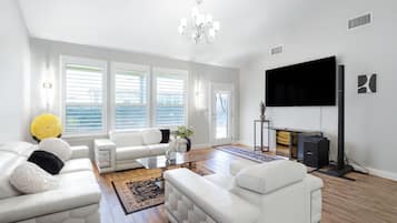 Smart TV, fireplace, table tennis, stereo