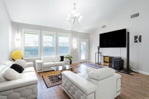 تلفزيون ذكي، مدفأة، تنس طاولة، ستيريو