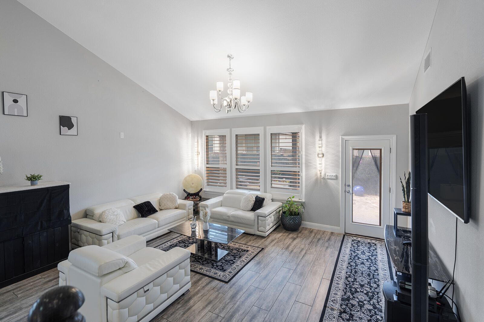 Een smart-tv, een open haard, een tafeltennistafel en een stereo