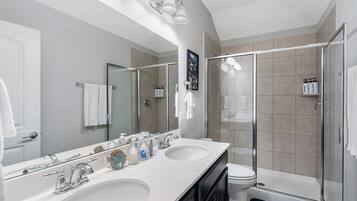 Douche, sèche-cheveux, serviettes fournies