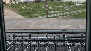 Un puerto deportivo con barcos amarrados, un sendero peatonal y un poste de luz.